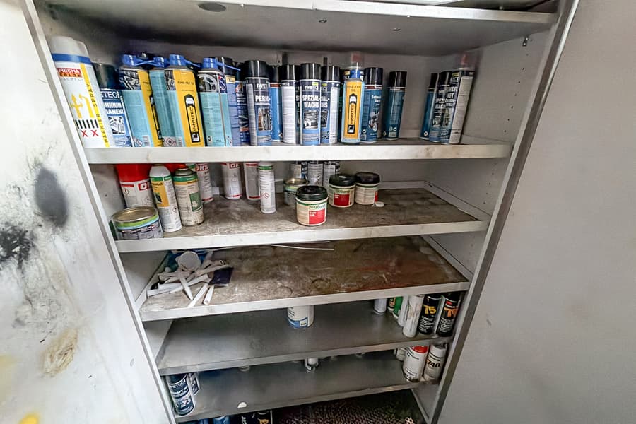 Schrankinhalt: Verbrauchsmaterial, teilweise angebrochen